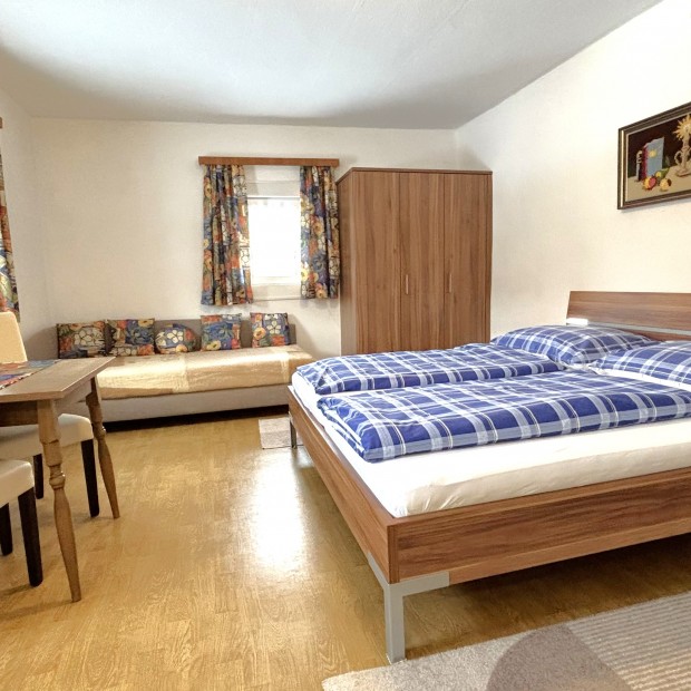 Großes Doppelzimmer samt Couch im Ferienhaus Schober